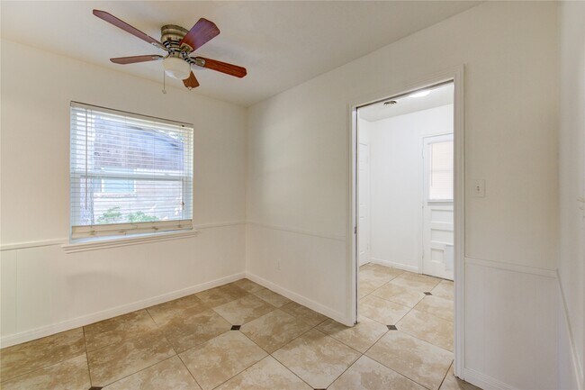 Building Photo - 1107 Blue Willow Dr