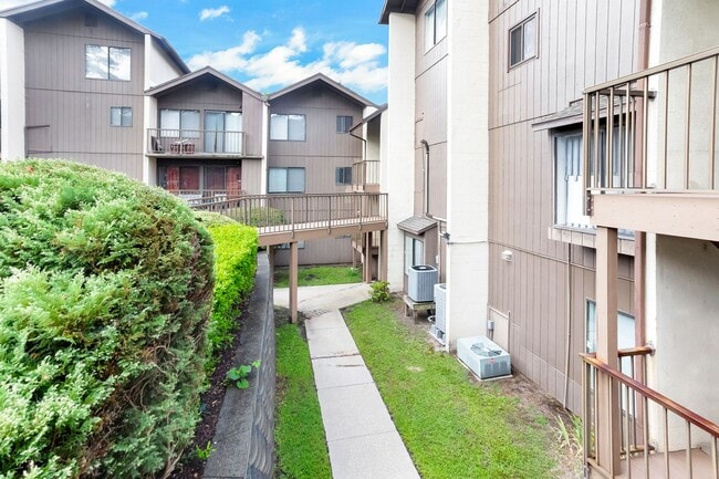 Building Photo - Charming First Floor Condo Available for Rent