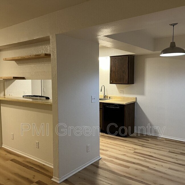Building Photo - 2216 E 66th Pl