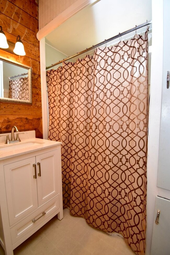Building Photo - Three Bedroom Close to Tech!