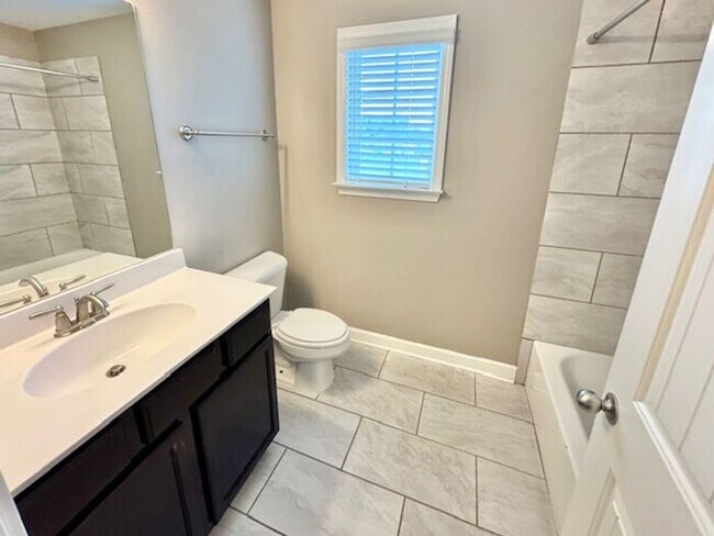 Building Photo - Now Leasing A 5 Bedroom 3 Bath Home In Olive Branch