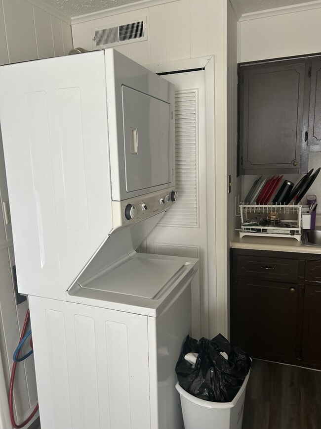 Building Photo - 2523 W Monroe St