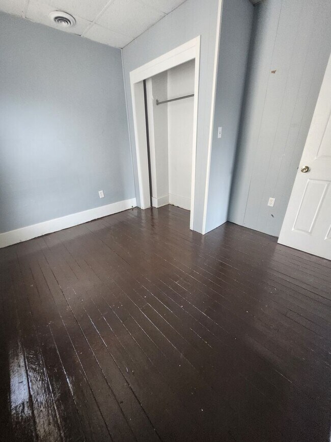 Building Photo - Upper 2 bedroom apartment