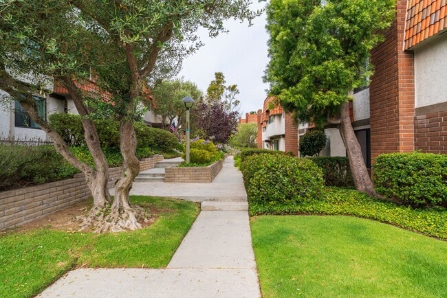 Building Photo - RPV Remodeled 2 bed 3 bath townhome in gat...