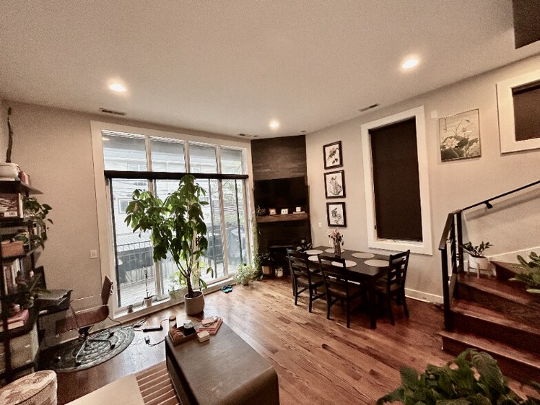 Building Photo - 1543 N Bosworth Ave