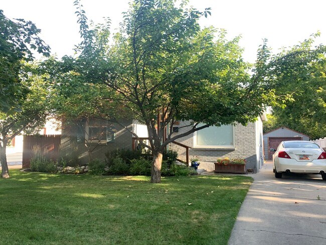 Building Photo - 1425 E Zenith Ave
