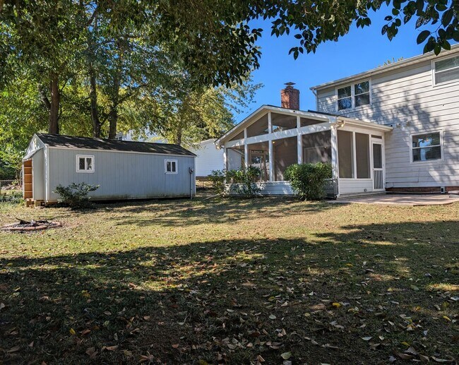 Building Photo - Cozy 2 story, 5 bedroom, 3.5 bathroom hous...