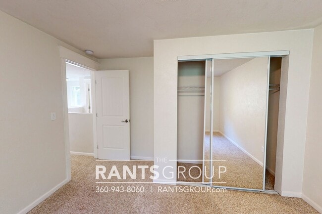 Building Photo - 4-bedroom, 2-bathroom Home with Green Belt in A Prime Location!