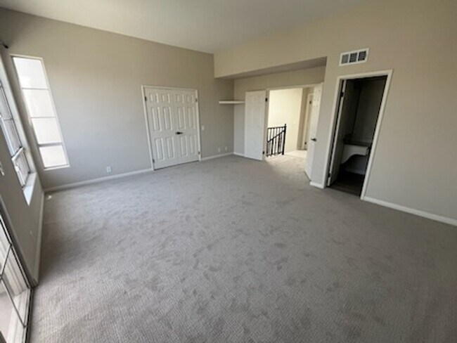 Building Photo - Luxurious Townhouse Located in the exclusi...