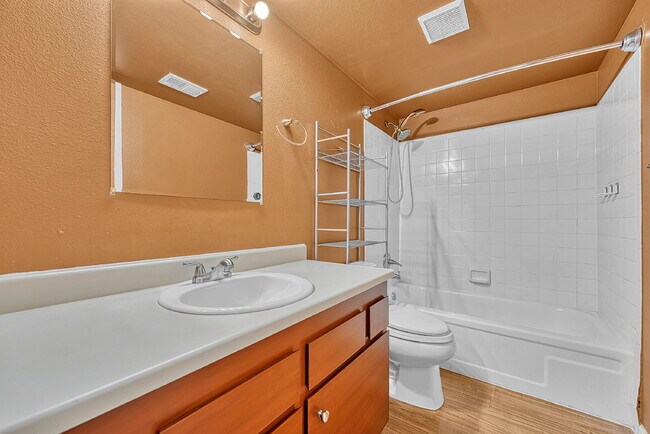 Building Photo - $2,150.00, 2-bed, 2.5-bath townhouse in th...