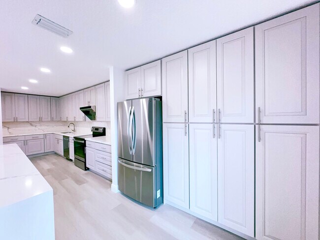 Building Photo - 549 Racquet Club Rd