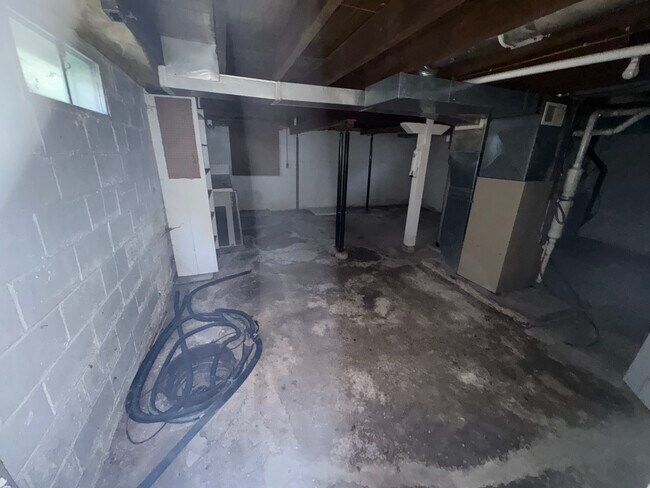 Building Photo - 420 W College St