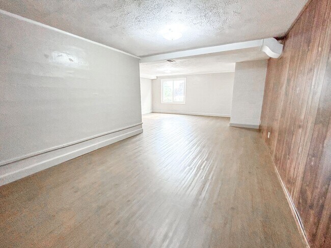 Building Photo - 1550 Corina Dr SE