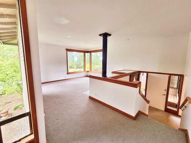 Building Photo - Beautiful 4 Bed 1.75 Bath Home Near Microsoft
