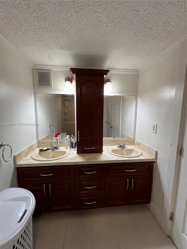 Building Photo - 2820 SW 95th Ave