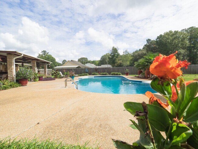 Building Photo - 878 W Hawthorne Rd