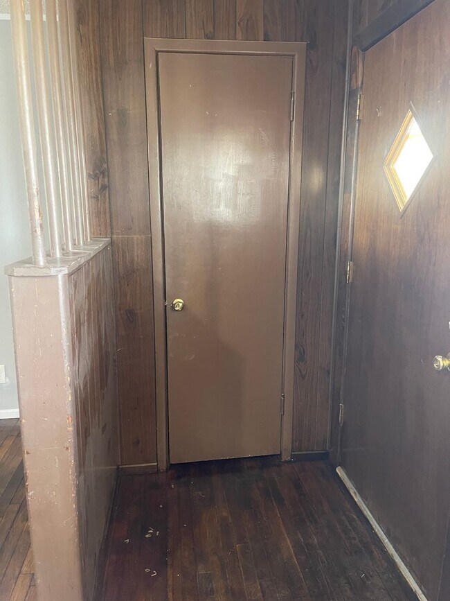 Building Photo - Move in Special! $200 off First Month! Adorable 2 Bedroom with 2 Car Garage Close to Hospitals an...