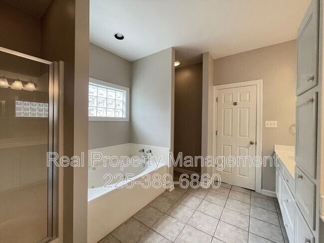 Building Photo - 5630 Arialo Dr