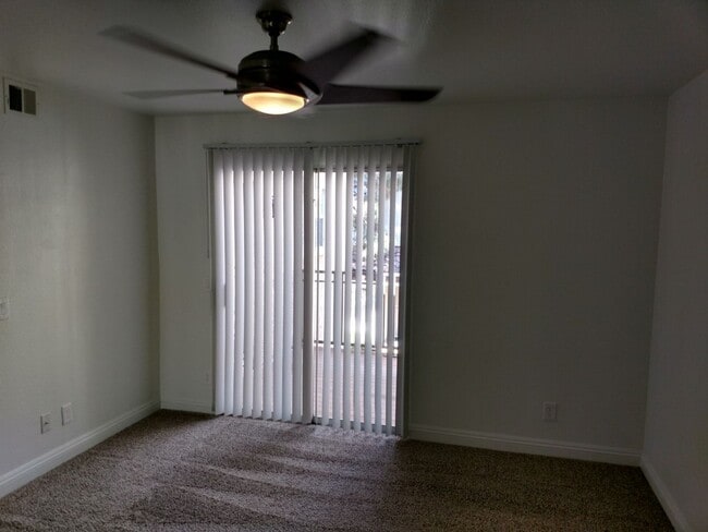 Building Photo - 3 Bedroom 2 bathroom Northwest condo