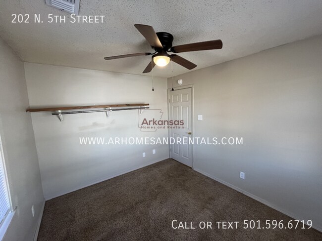 Building Photo - 202 N 5th St