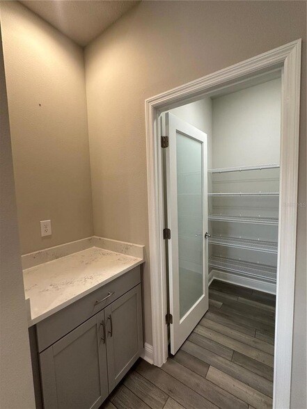 Building Photo - 12533 Oak Hill Way