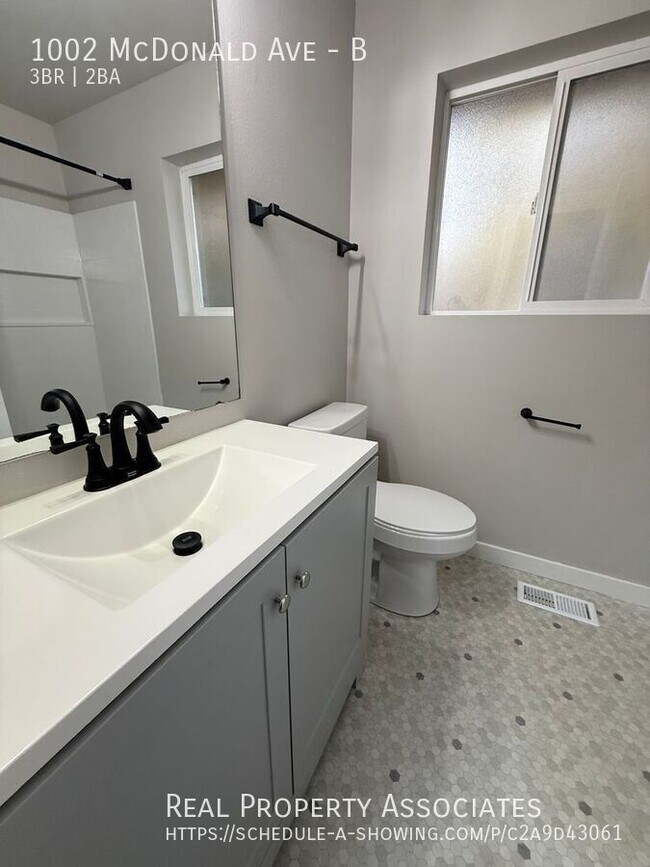 Building Photo - 1002 McDonald Ave