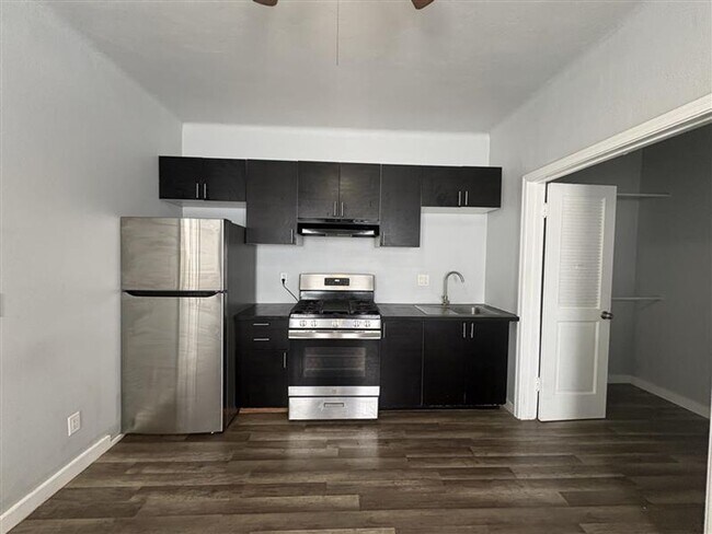 Interior Photo - 1000 Redondo Ave
