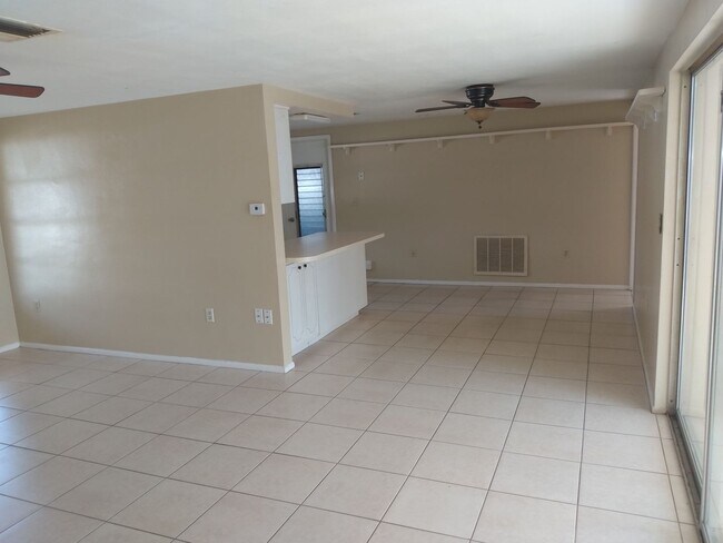 Building Photo - 2 Bed/2 Bath 1200 Sq. Ft. home with BONUS ROOM, indoor laundry & a fenced yard!!