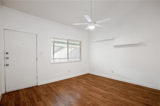 Building Photo - 404 W 35th St