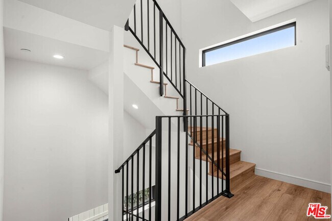 Building Photo - 1920 S Sherbourne Dr