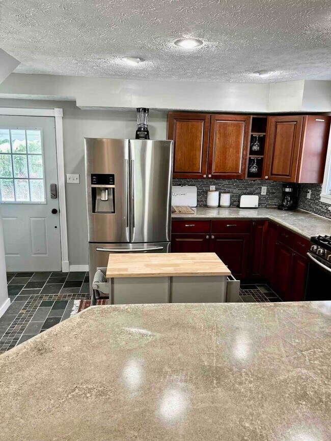 Building Photo - 6765 Riverview Dr