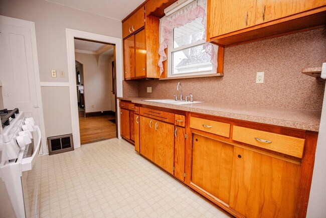 Building Photo - Beautiful two bedroom home with bonus room, fenced in back yard, garage, and full basement!