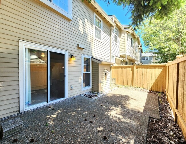 Building Photo - 3 Bedroom 2.5 Bath Townhome in Everett