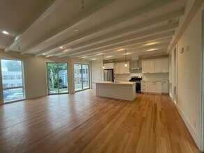Building Photo - Charming 4 Bedroom-No Broker Fee