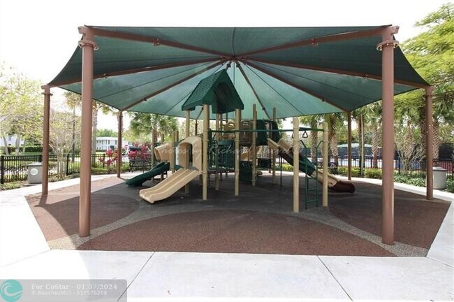 Building Photo - 2901 S Palm Aire Dr