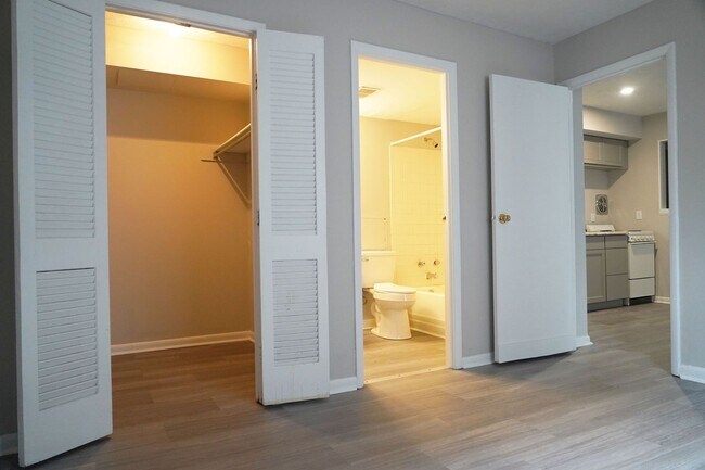 Building Photo - 3033 Clifton Ave