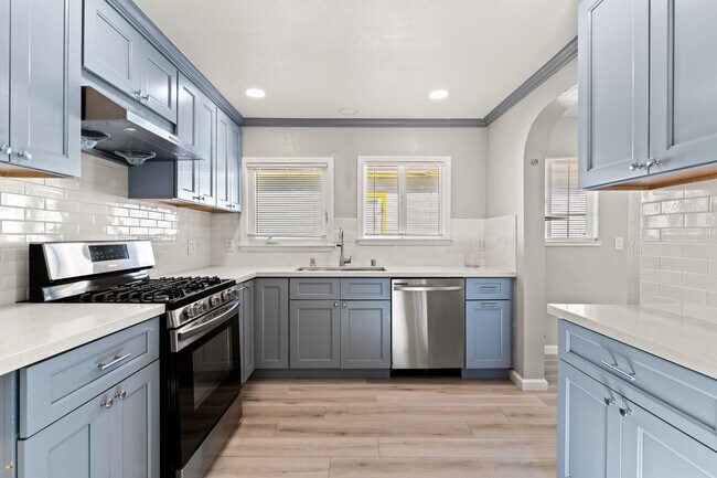 Building Photo - Remodeled 4-Bedroom House w/ Private Yard in Oakland