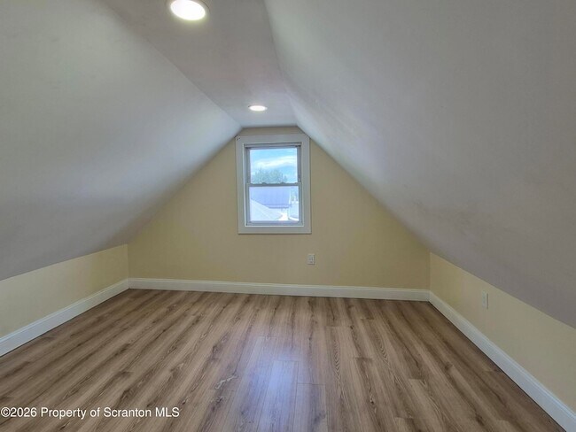 Building Photo - 530 Cayuga St