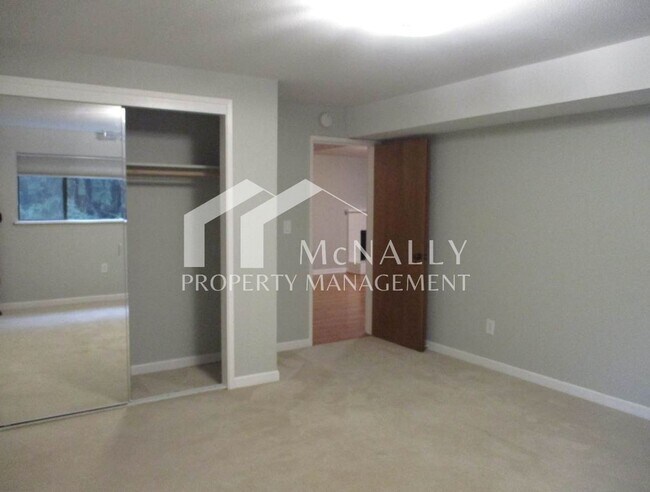 Building Photo - Spacious 3 Bedroom, 2.75 Bathroom Condo in Gig Harbor