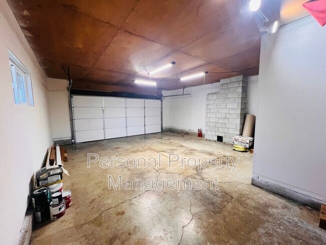 Building Photo - 3912 NE 61st Ave
