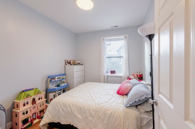 Building Photo - 7331 N Honore St