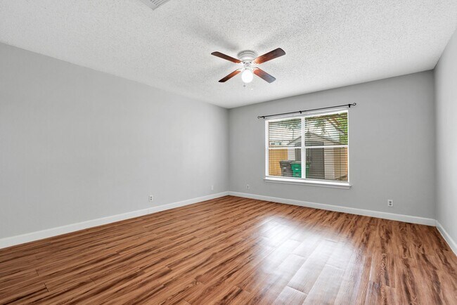 Building Photo - Charming 3 Bed 2.5 Bath Home with Solar Panels!