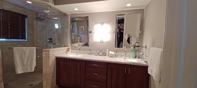 Building Photo - 6688 Via Regina