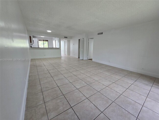 Building Photo - 310 Racquet Club Rd