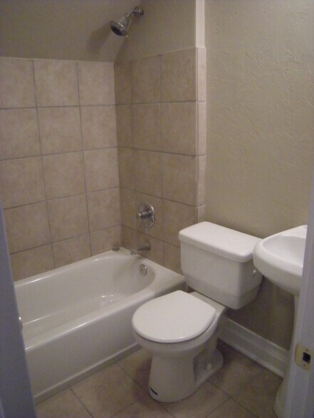 Building Photo - 244 S St Clair St