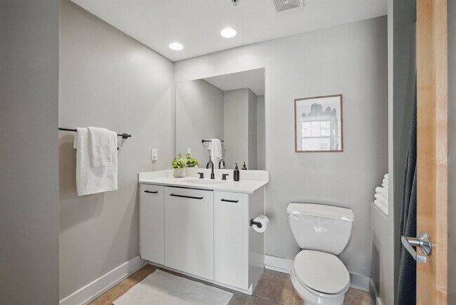 Building Photo - 400 Walnut St