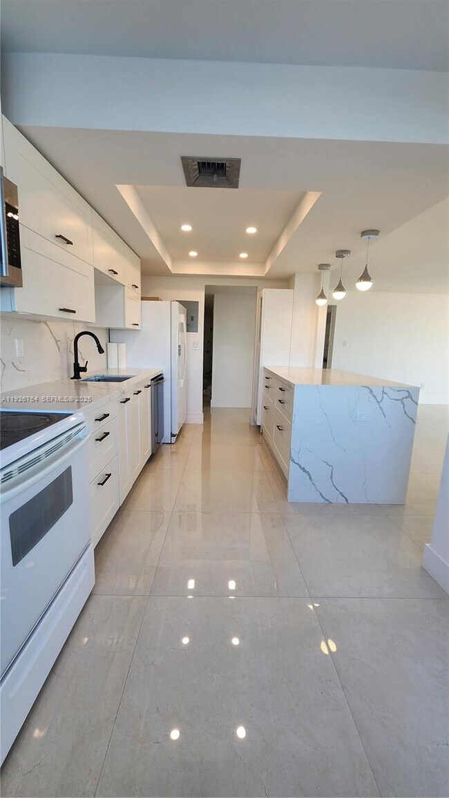 Building Photo - 18051 Biscayne Blvd