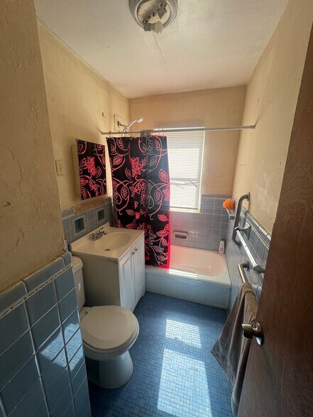 Building Photo - 711 W Dewey St