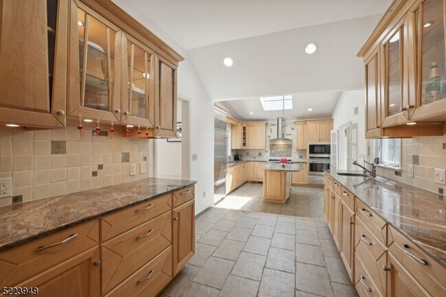 Building Photo - 24 Thackeray Dr