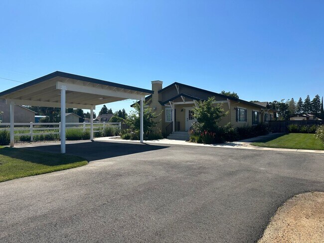 Building Photo - 4 Bedroom Home on Half Acre Lot